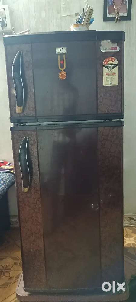 Double door refrigerator