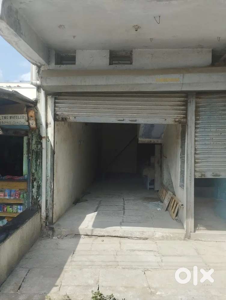 Big shop for rent at premium location