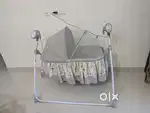 Electronic auto swing babyhug cradle