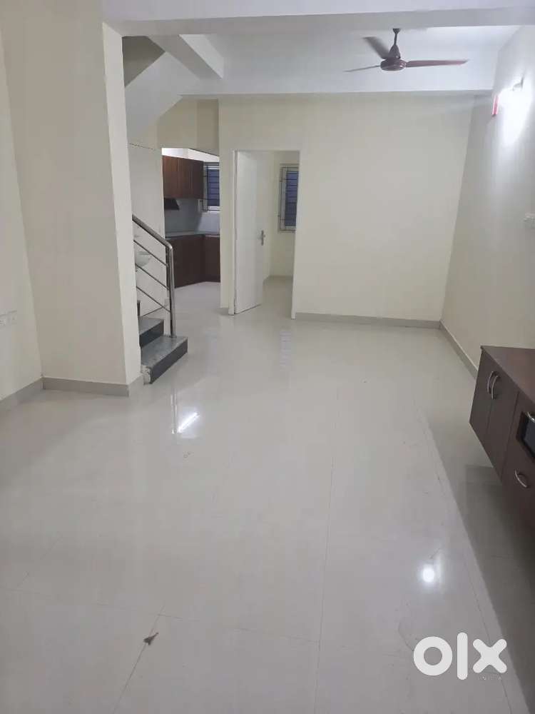 A spacious 3 bhk house for sale near sabari serinity apt siruseri.