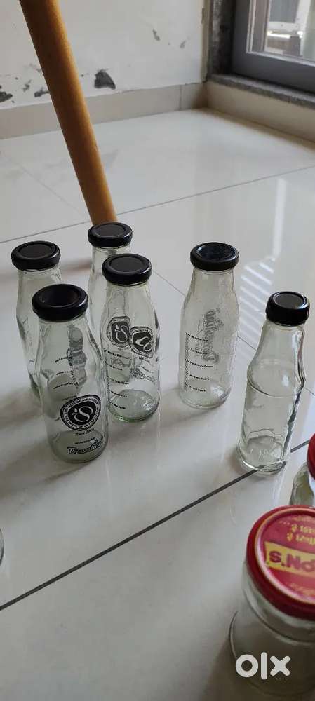 कांच की बोतल है सामान भरने के लिए