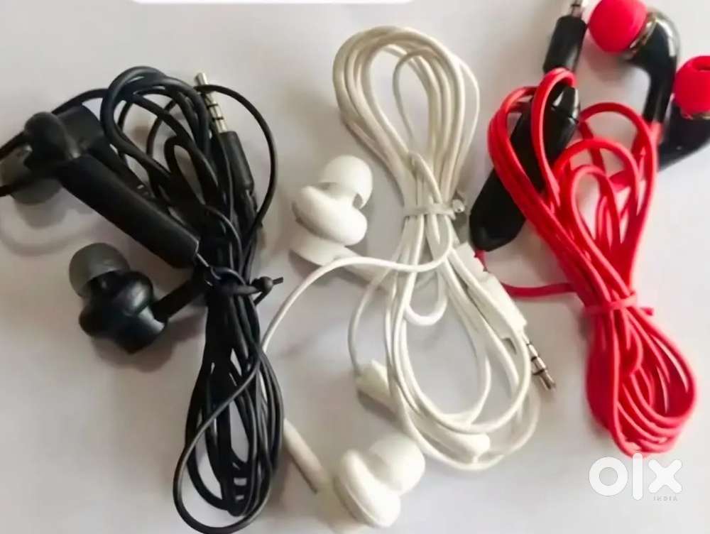 Earphone buy 1 ,get free2