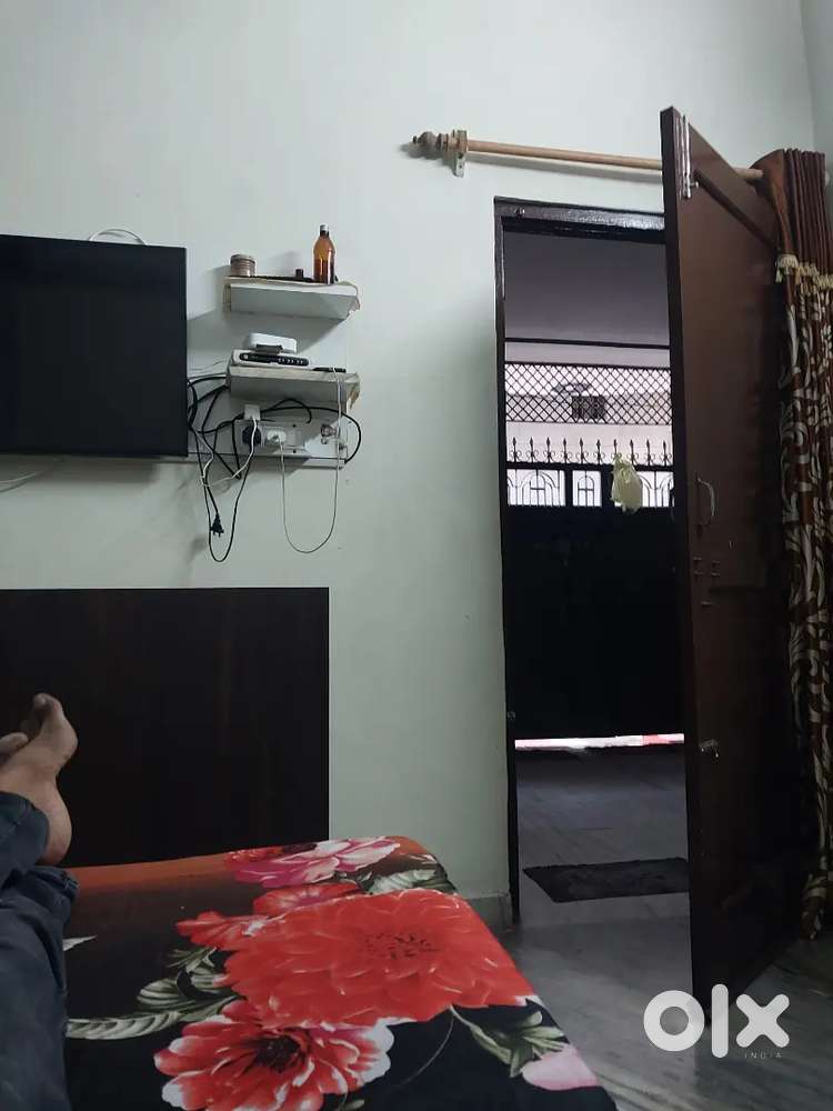 Rent ke liye only girls  ,small family ho