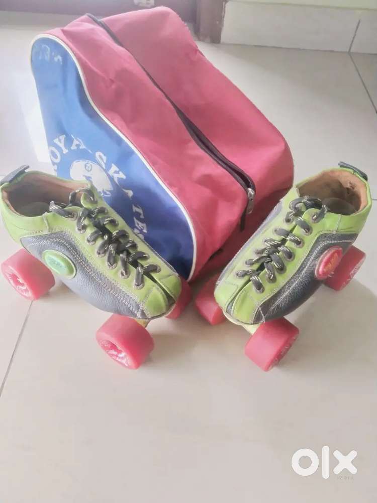 ROLLER SKATES