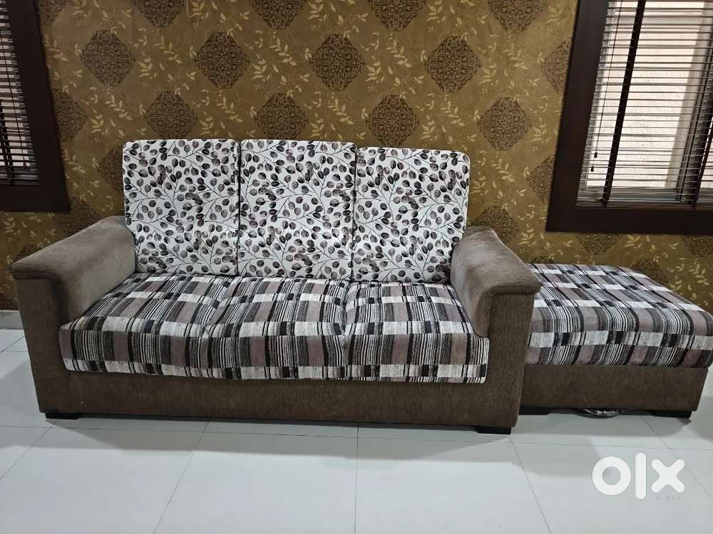 3+2+2 Sofa Set with Ottoman in good condition
