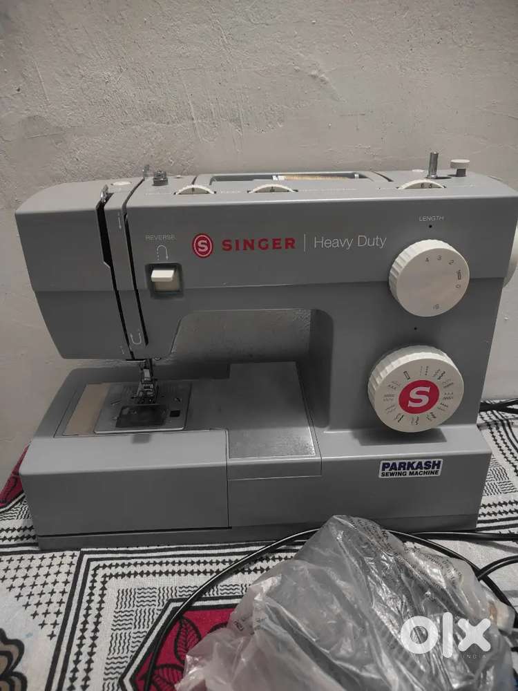 Singer heavy duty sewing machine - very good condition.