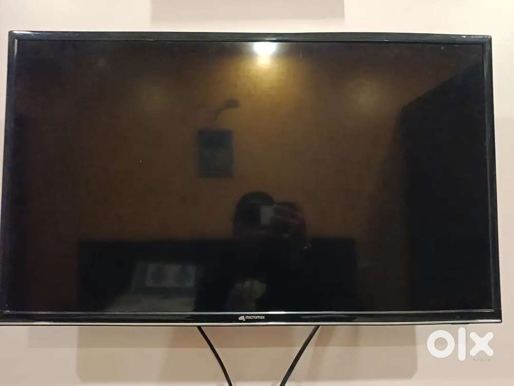 A 32 inch lcd