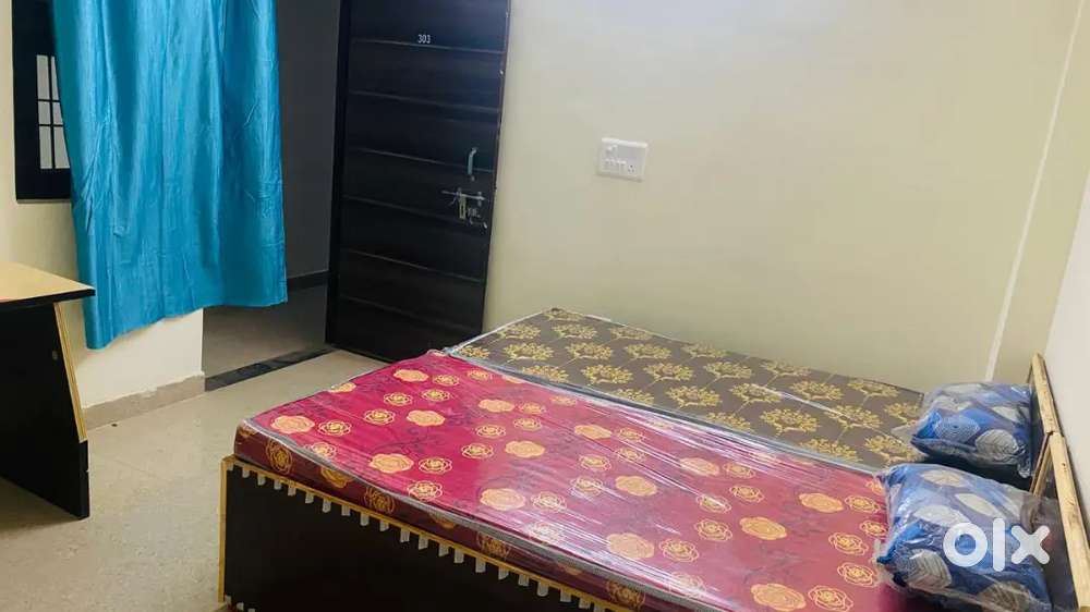 Pg room available with food and AC for 6500 Rs per month only.