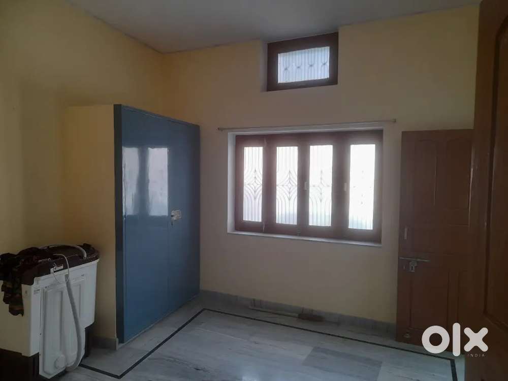 2 BHK Flat Near ASURAN CHOWK For working family 50 M from Medical Road