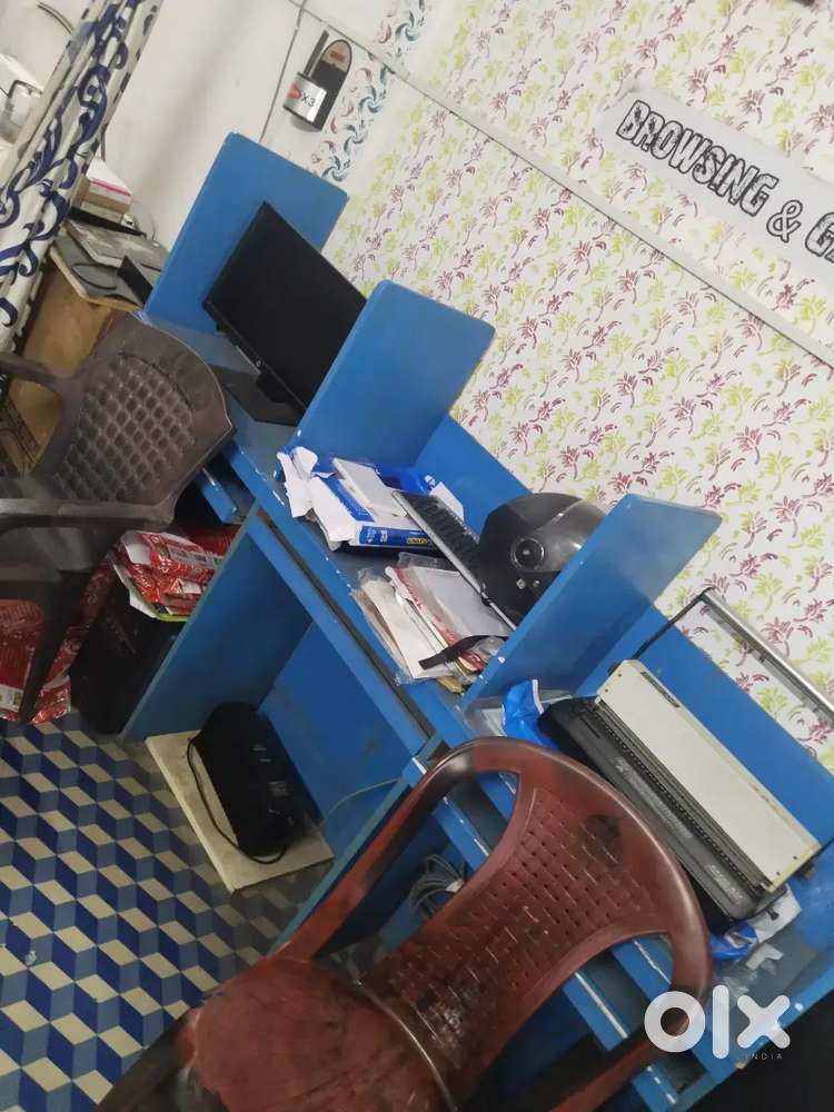 Computer table