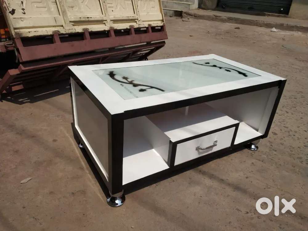 Luxurious design model center table available in starf furniture