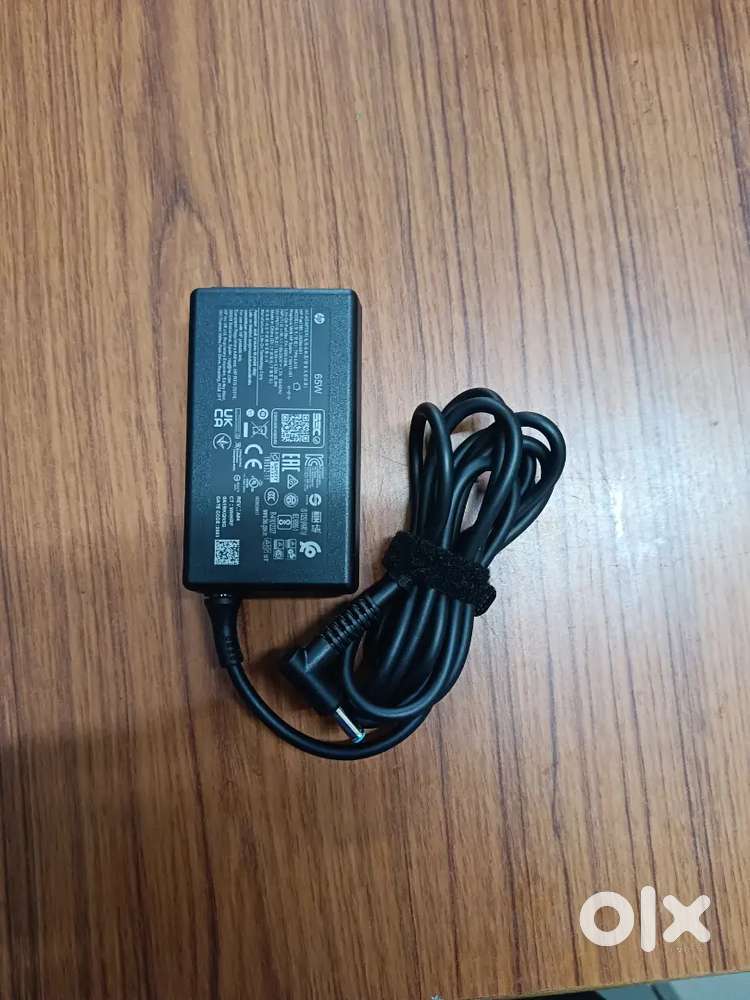 HP 65W 4.5mm laptop charger with power cable