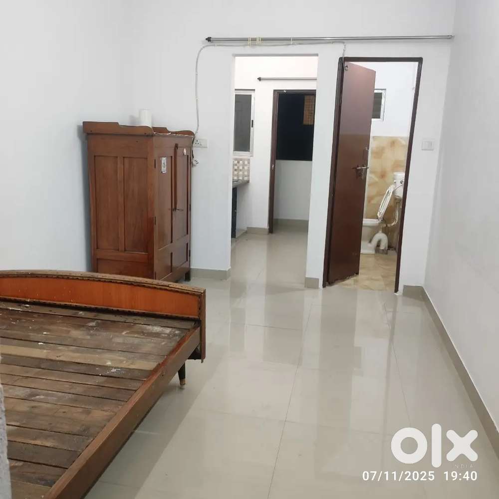 PRIME LOCATION RUSSELL CHOWK NEW FURNISHED ONE RK FLAT AVAILABLE