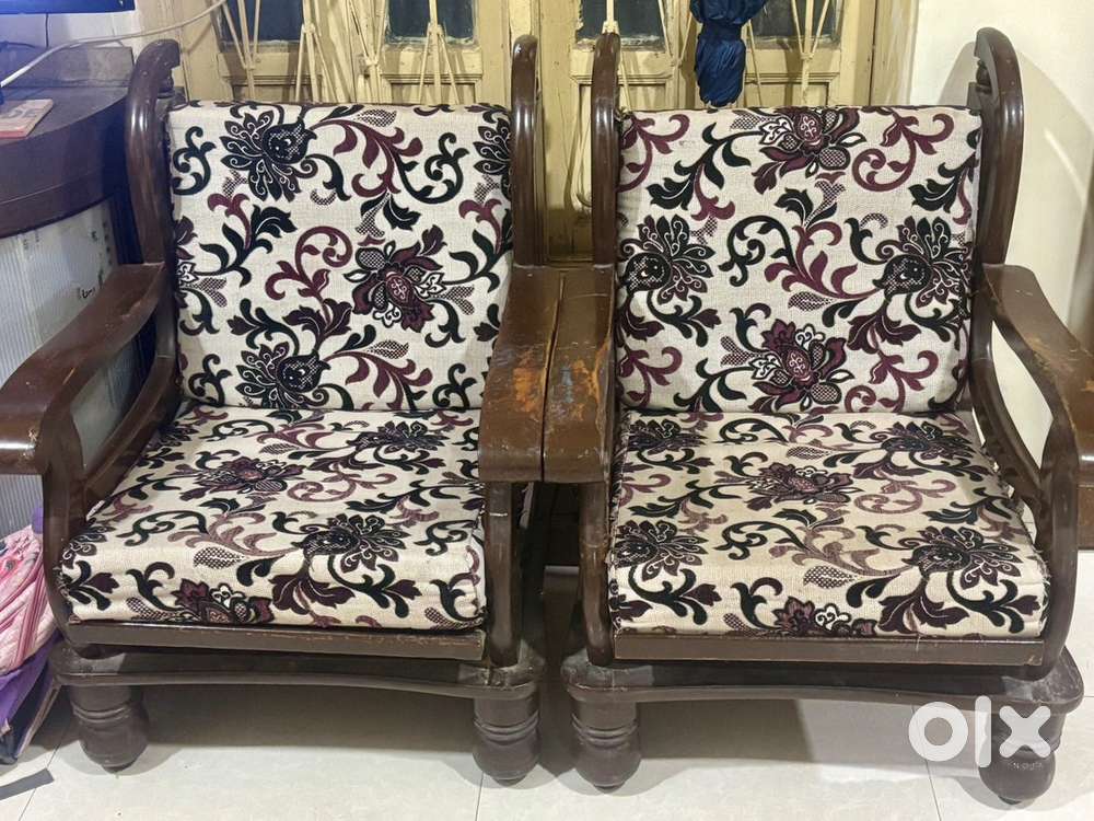 Sofa with Two Chairs and Tipoy