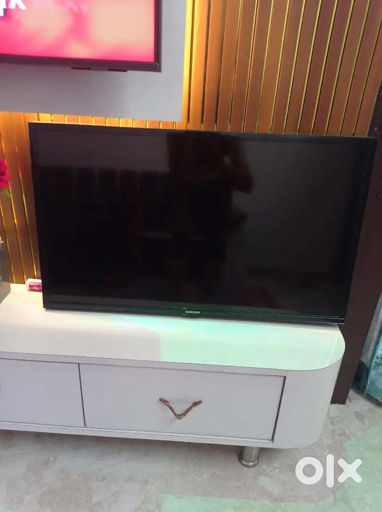 Samsung 32 Inch LED HD-Ready TV & Videocon DTH sets Free