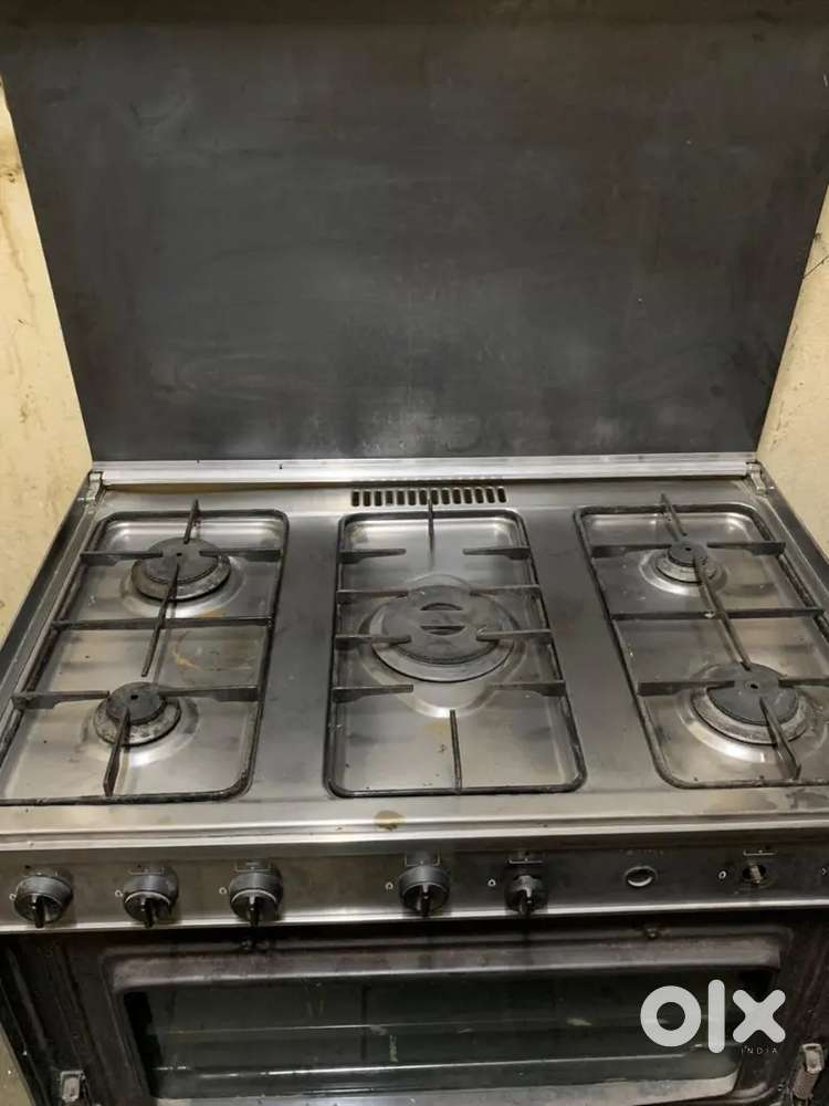 Gas stove with oven