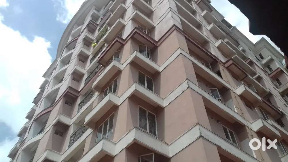Aluva bank jn :( metro station ) 2bhk good flat 1st floor for sale.