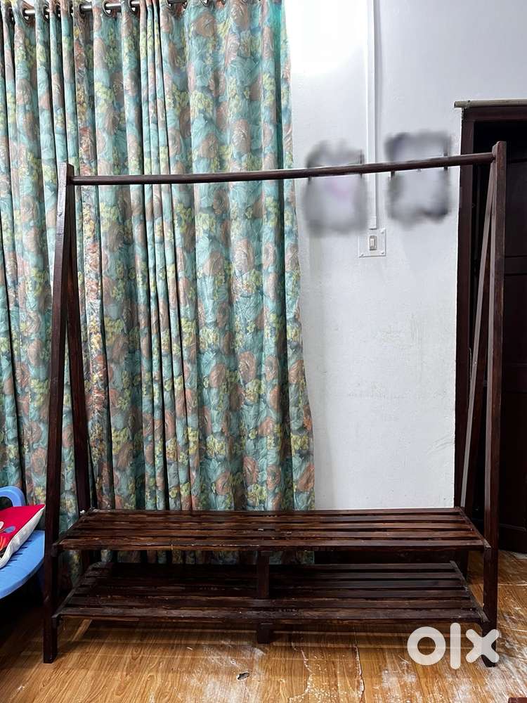 Wooden cloth hanging rack