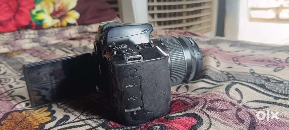 Canon 200D Mark II DSLR – 18-55 Lens + Battery – Excellent Condition