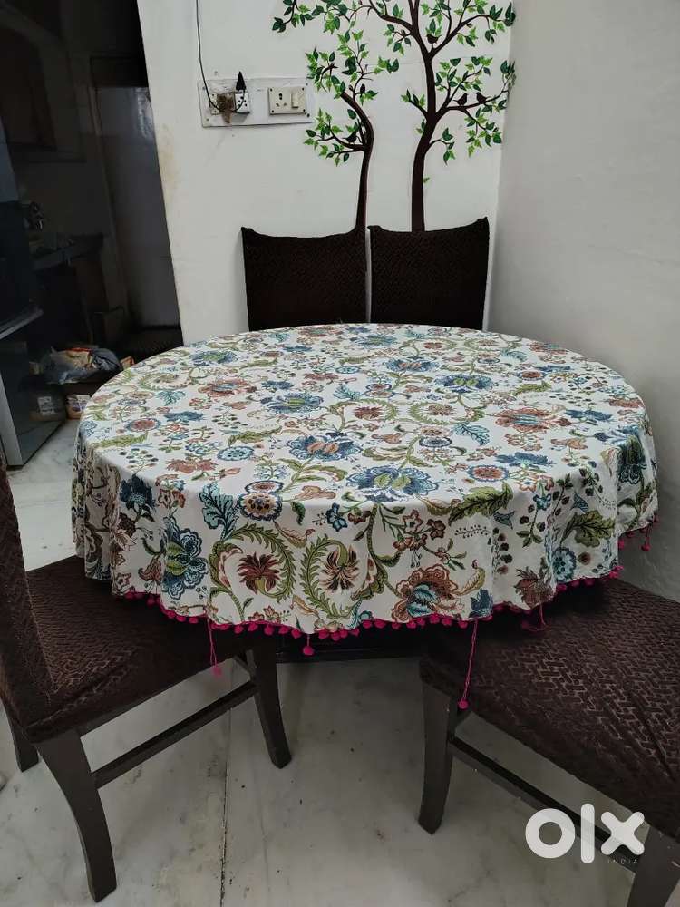 Round Dining Table with 4 Chairs