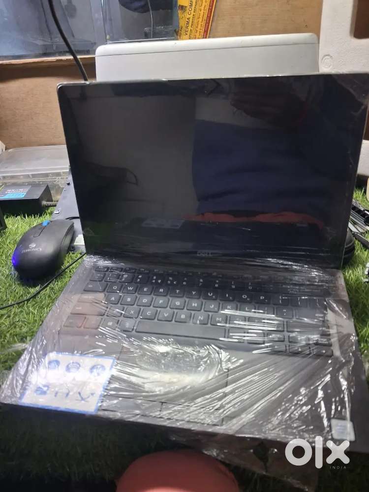 Dell 8gb ram 256 gb ssd i5 8th genrasen  17500 display 14.0