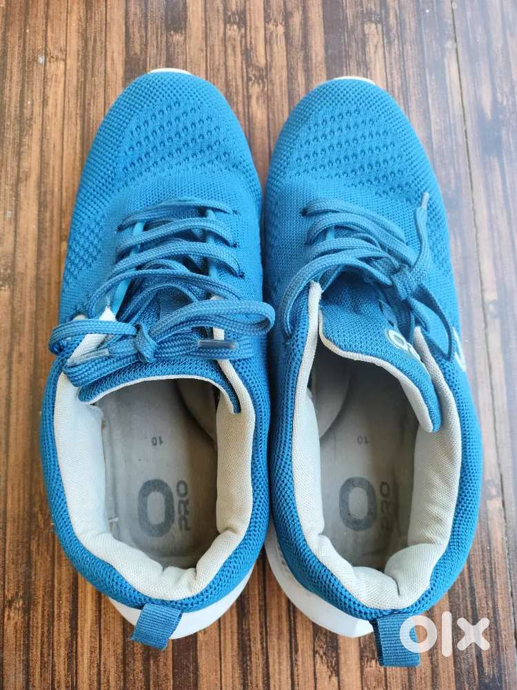 RUNNING SHOES