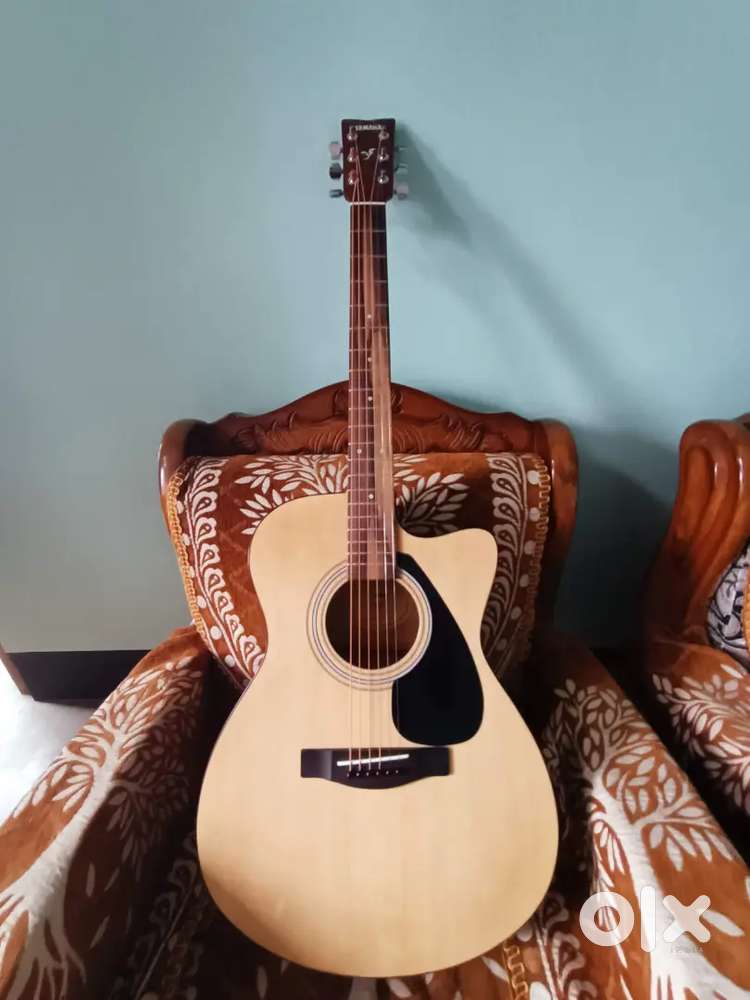 YAMAHA FS80C Stainless Steel Natural Concert Cutaway Guitar
