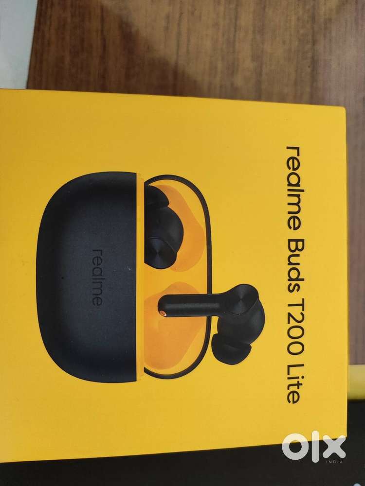 BRAND NEW REALME EARBUDS