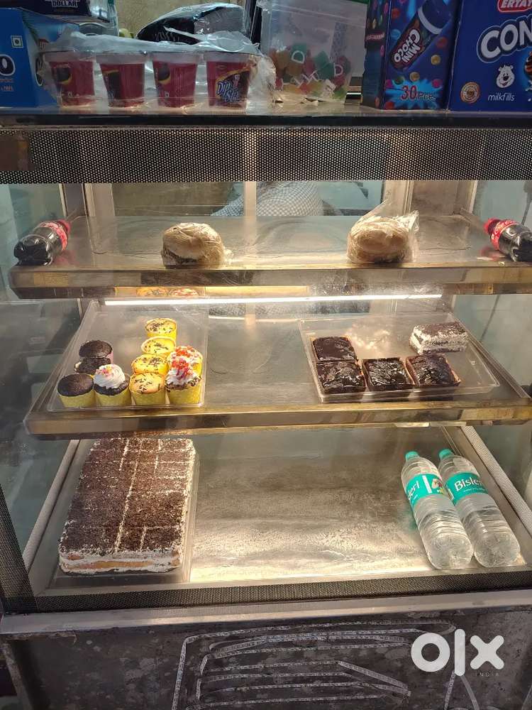 Cake display counter