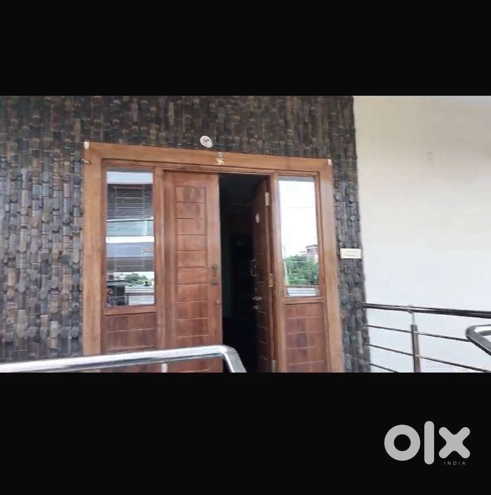 Need female roommates