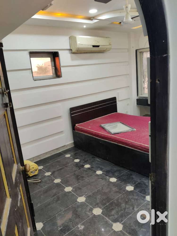 girls pg in BKC and Phonenix mall near