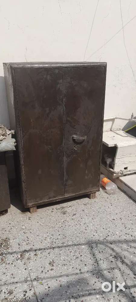 Heavy 5 ft iron almirah,weight approx 40 kg