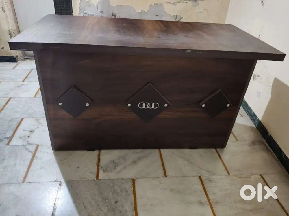 ફર્નિચર ટેબલ