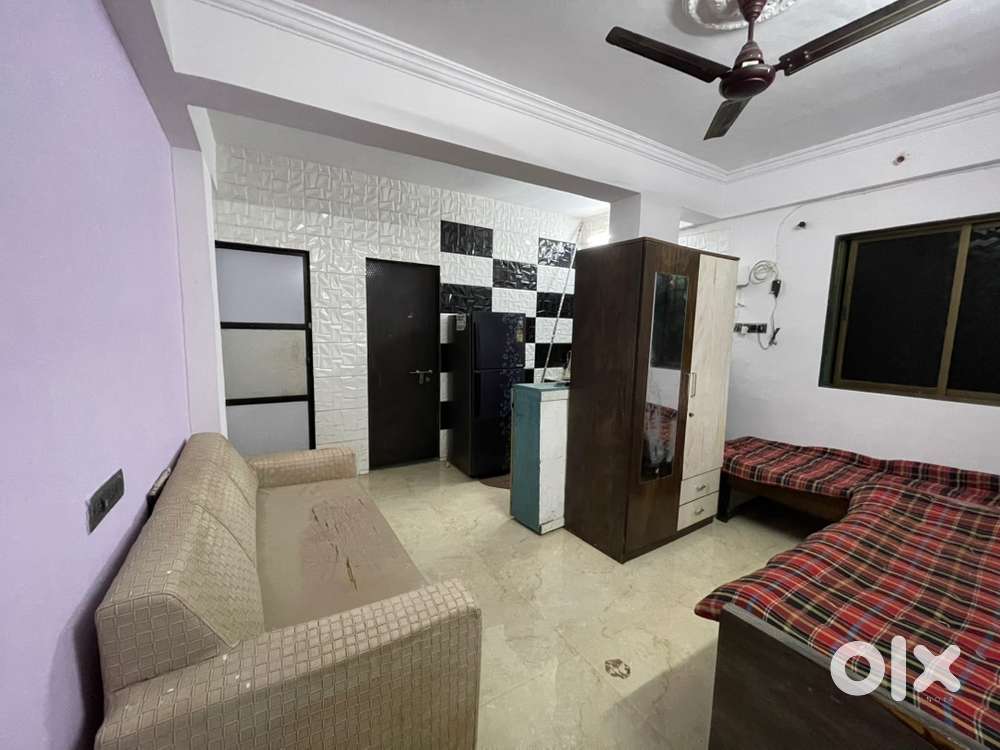 Only for girls 1 bhk flat hai room partner chahiye abhi ready ho raha