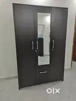 Wardrobe/almirah
