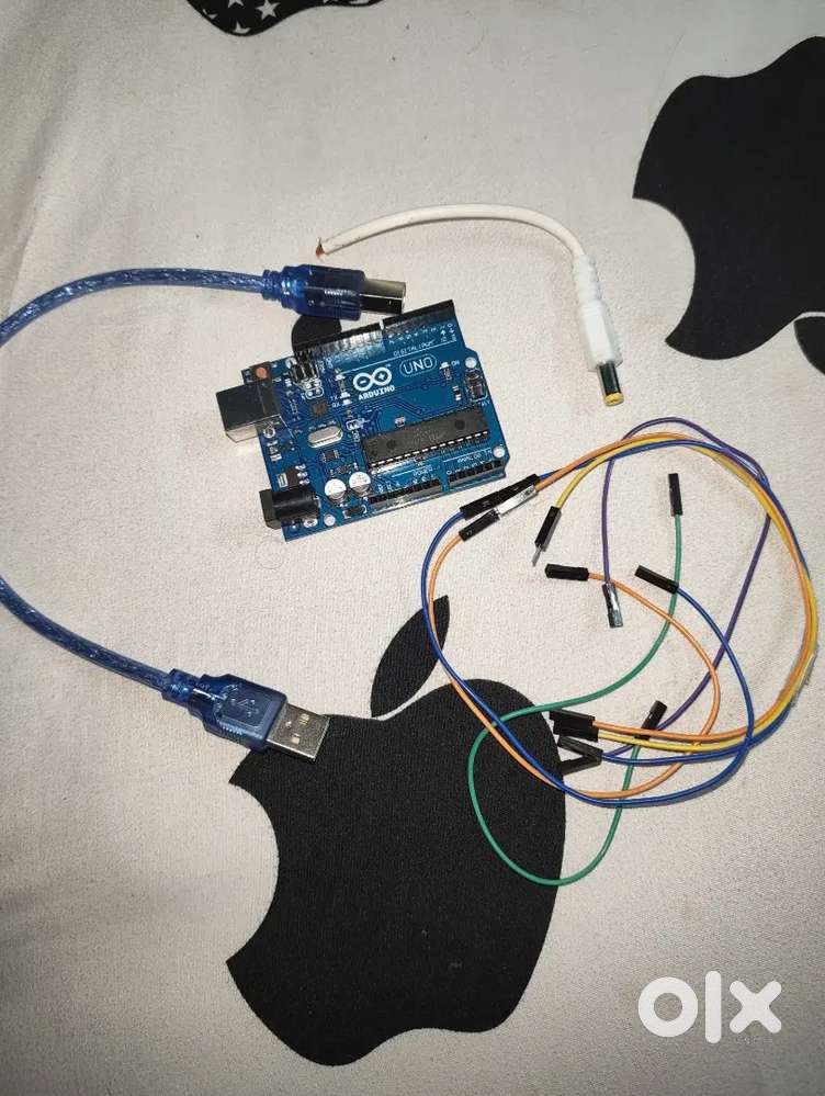 Aurdino Uno R3 with data transfer cable and wires