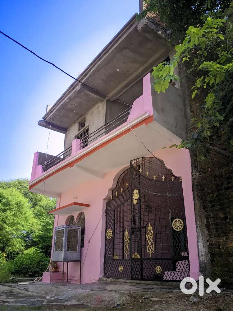 घर गैस गोदाम मैदानी कॉलोनी में है वेल well maintained ghar