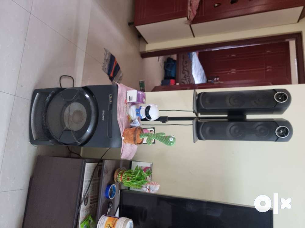 V13 High-Power Party Speaker with BLUETOOTH Technology