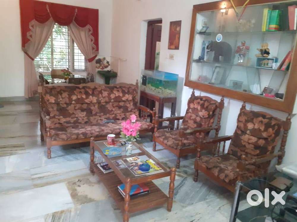 KANIYAPURAM . 2.30CRORE .10.5 CENTS WITH 3500 SQ FEET RED BRICK HOUSE.