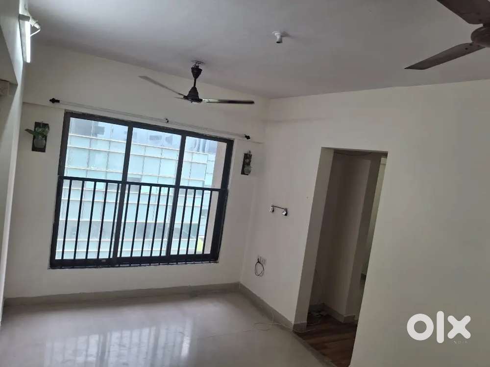 1BHK next to Viviana Mall, bachelors allowed