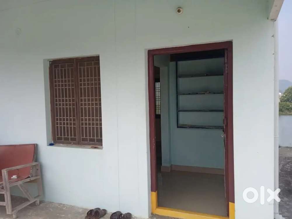 Independent Room with attached TOILET with 24 hr water supply
