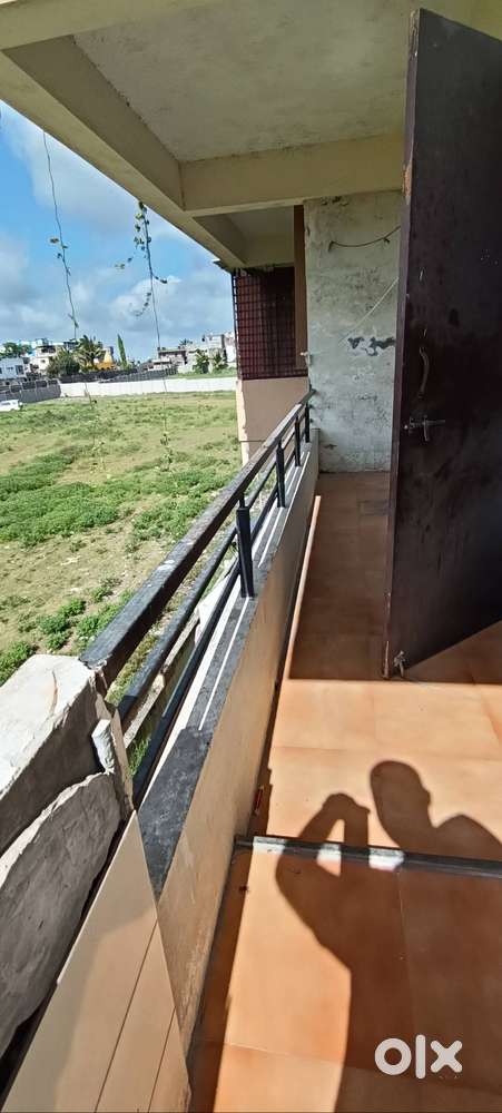 Decent 2bhk corner flat for sale, 24hrs water, full ligh n air