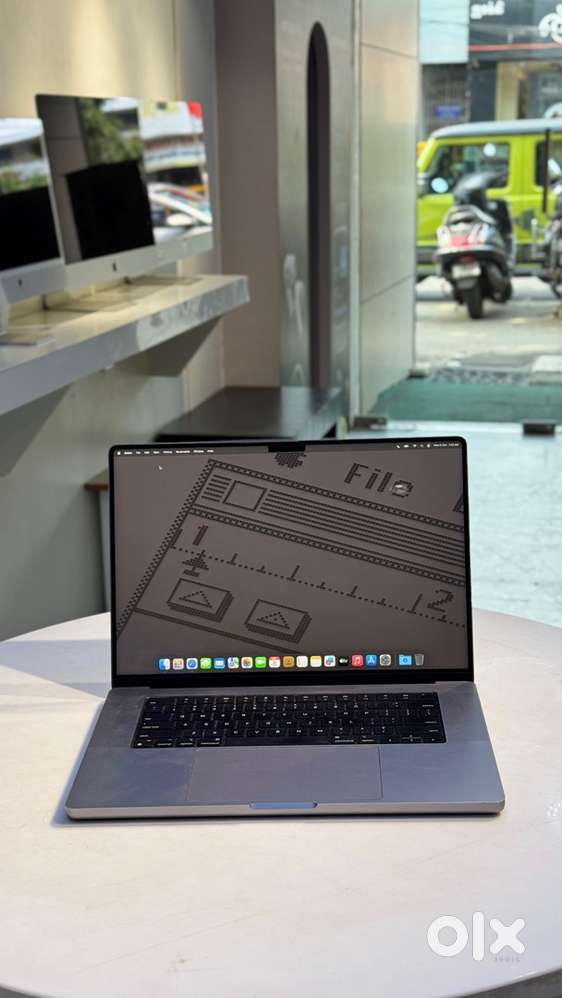 Apple Macbook M2 Pro 16”inch 16GB Ram / 1TB Storage