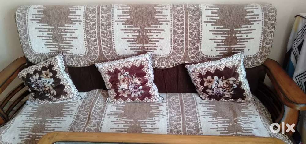 Sofa set 5 seater with center table of sagaun wood