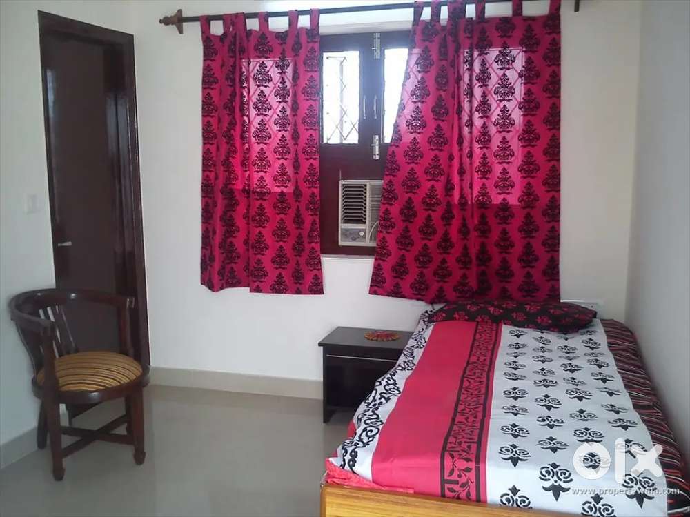 Need a roommate only girls'