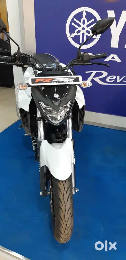 FZ25 WHITE COLOUR BIKE SINGLE OWNER WELL MAINTAINED BIKE