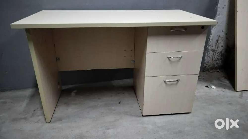 OFFICE TABLES 3000