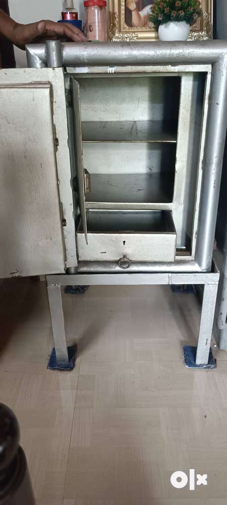 MINI SAFE FOR KEEPING ORANMENTS