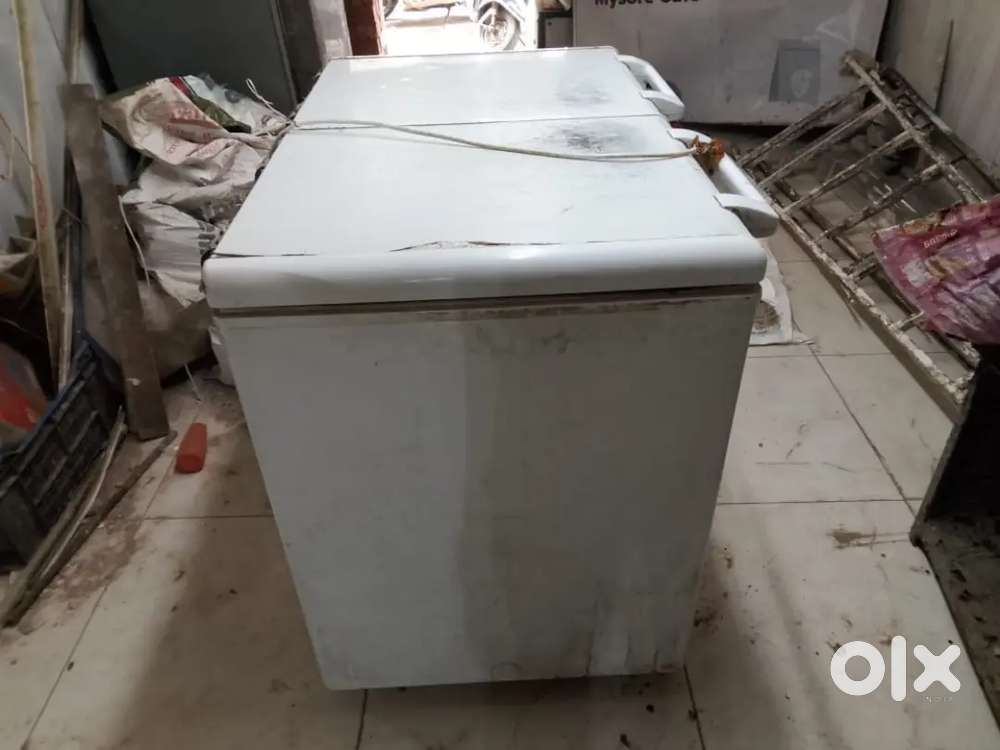 White ice cream fridge in good condition for your shop