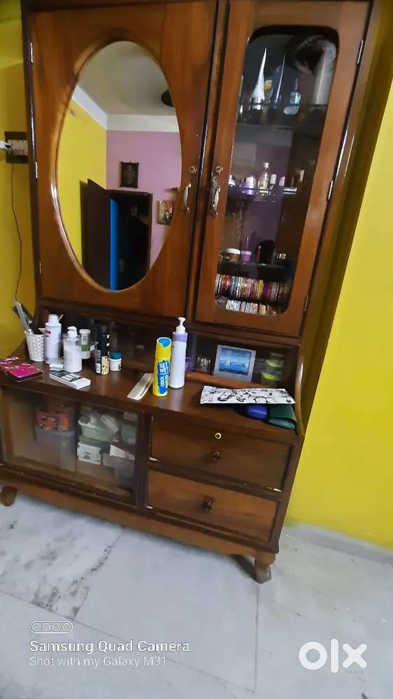 Selling beautifully crafted wooden dressing table in good condition